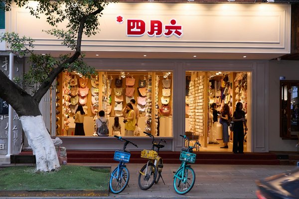 How Do British Fashion Choices Reflect Women's Daily Lives Today?