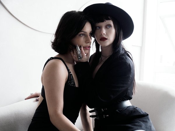 Unlock the secrets to harmoniously mixing prints for a fashion-forward look